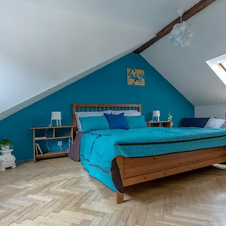 Spacious Two Storey Cozy In Karlin