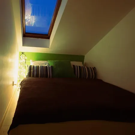 Spacious Two Storey Cozy In Karlin Appartement *