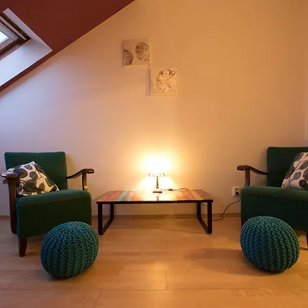 Spacious Two Storey Cozy In Karlin * Прага